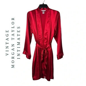 1689. VINTAGE MORGAN TAYLOR INTIMATES SATIN SILKY ROBE RED IN COLOR‎ SIZE LARGE